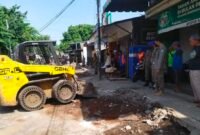 Satpol PP Tertibkan Pedagang di depan Pasar Semampir