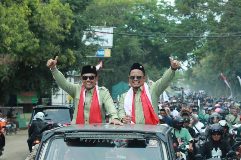 Gus Haris dan Lora Fahmi saat mendaftar ke KPU Kabupaten Probolinggo.