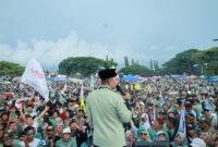 Gus Haris saat melakukan orasi di hadapan puluhan ribu warga.