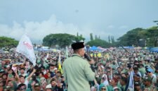 Gus Haris saat melakukan orasi di hadapan puluhan ribu warga.