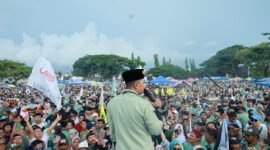 Gus Haris saat melakukan orasi di hadapan puluhan ribu warga.